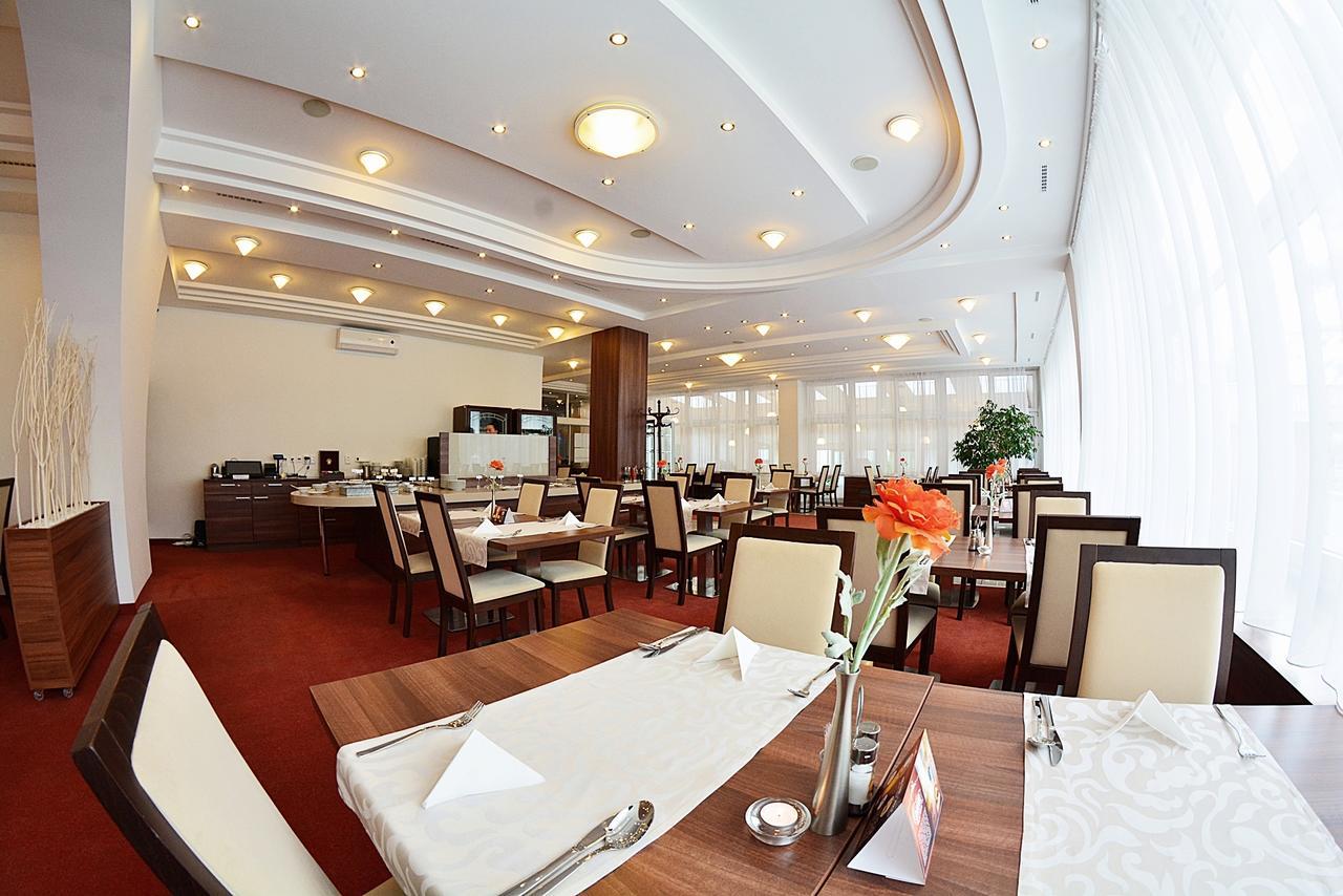 Alexandra Sport Hotel Puchov Bagian luar foto